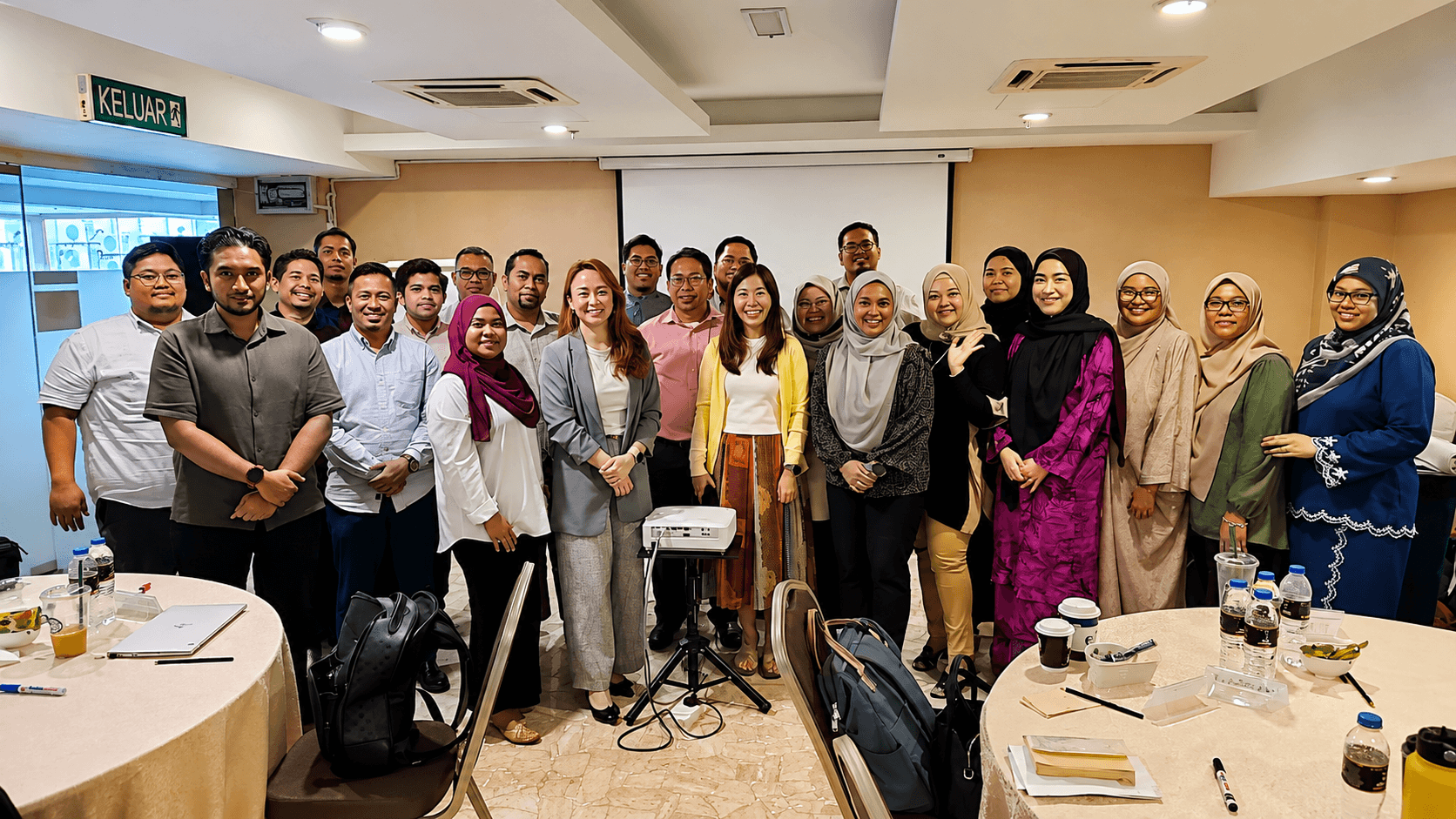 Julee Tan with workshop participants